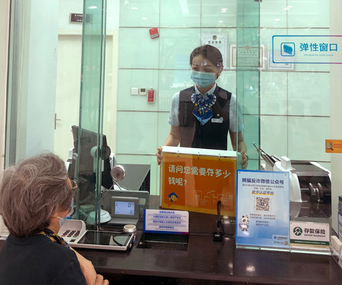 建行成都金河支行，柜面員工使用&ldquo;關(guān)愛服務(wù)卡&rdquo;服務(wù)老年客戶